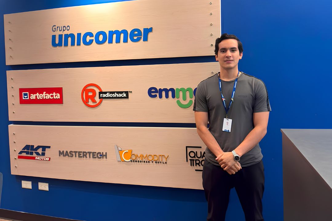 Aarón Josué Calderón, estudiante de Ingeniería en Estadística de la ESPOL, durante su experiencia profesional en el sector financiero.