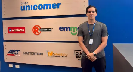 Aarón Josué Calderón, estudiante de Ingeniería en Estadística de la ESPOL, durante su experiencia profesional en el sector financiero.